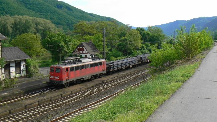 140 683 passiert gerade mit einem langen Stahlzug den alten  Bahnhof  von Hatzenport in Richtung Koblenz (Mosel, 14.5.2008)