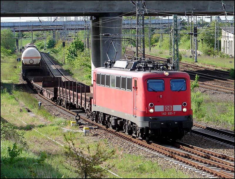 140 691-7 bei der Einfahrt in den Bahnhof Stralsund. Der Zug kommt gerade aus Mukan (am 26.05.06) 