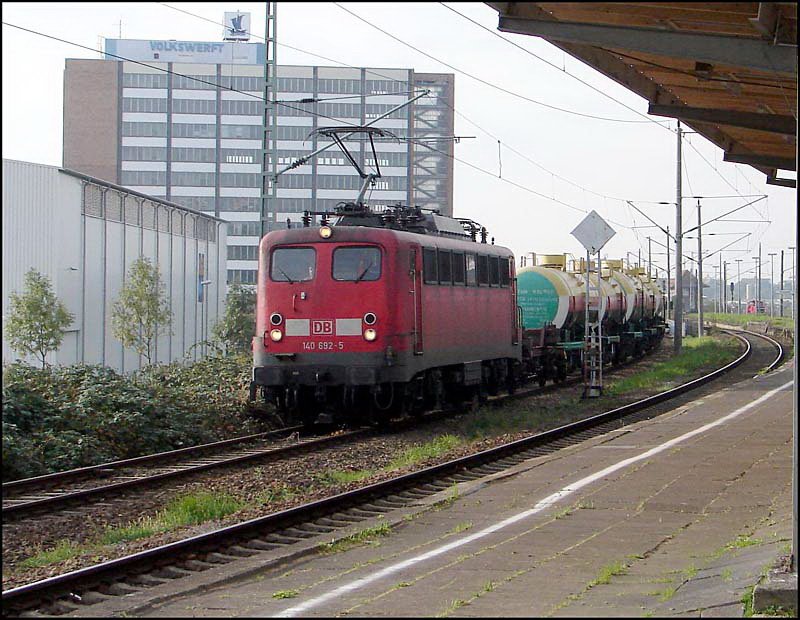 140 692-5 mit  Russenkesseln  unterwegs nach Mukran. ( Stralsund-Rgendamm am 18.10.06)    