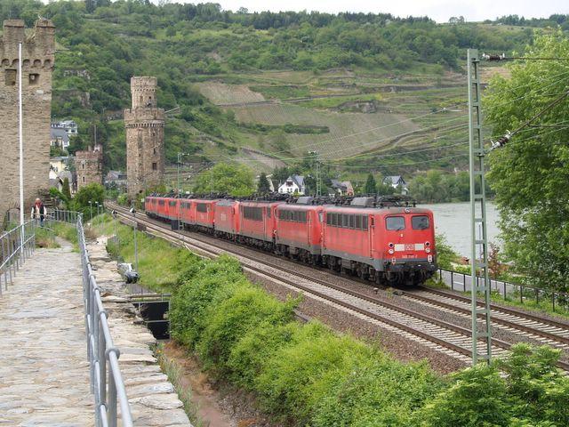 140 7.. als Schlulok eines 10teiligen Lokzuges in Oberwesel