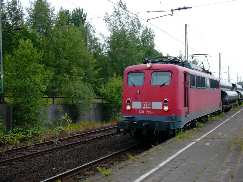 140 712-1 durchfhrt soebend den Bahnhof Gladbeck West.
Aufgenommen am 21.6.2005