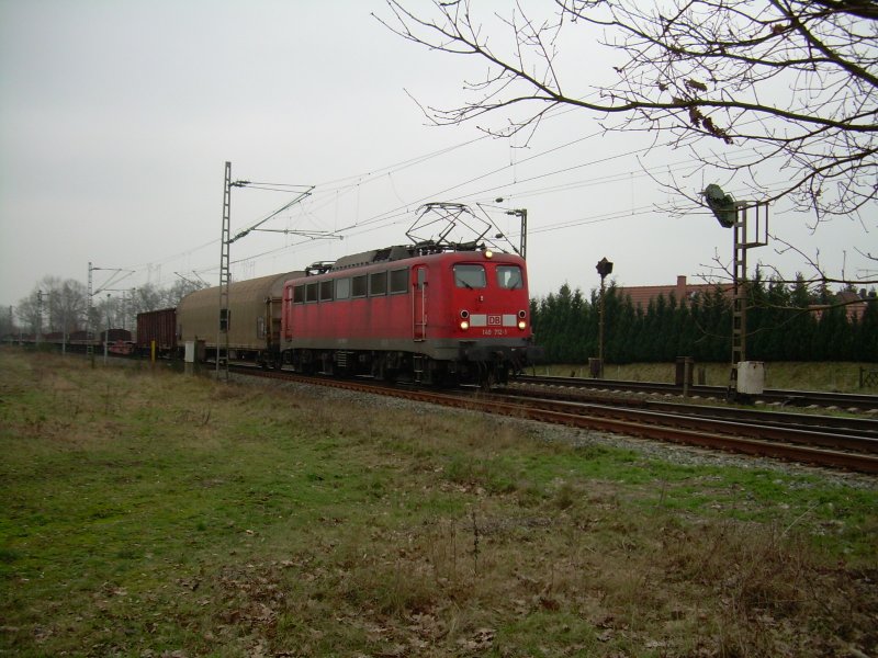 140 712 mit Gterzug am 18.2.2007 in Rohrsen (KBS 380) an der Bahnhofseinfahrt