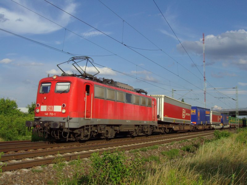 140 712 unterwegs in Richtung Wiesbaden / Rdesheim (Rhein). (Aufnahmeort: Mainz-Kastel, Juli 2008)