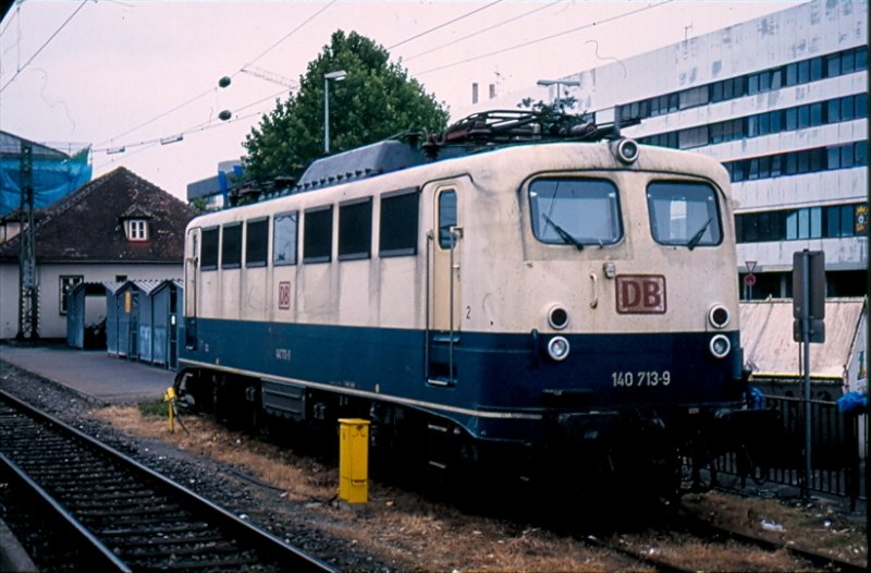 140 713-9 steht einsam und verlassen im Bahnhof Singen/Htw.