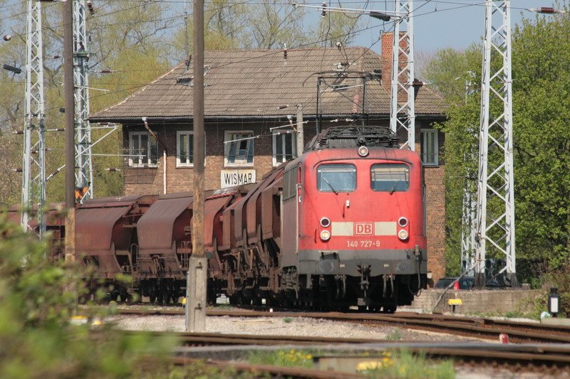 140 727 zieht ihren Gterzug aus dem Seehafen von Wismar. 16.04.2009
