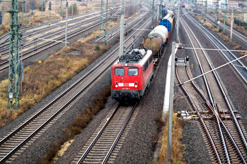 140 728 durchfhrt am 04.12.08 mit einem Gterzug Bitterfeld.