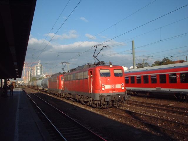 140 738 fhrt bei Abendsonne Richtung Sdring, hier in Mnchen Ostbahnhof.