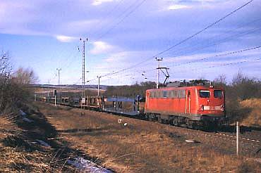 140 752 erklimmt mit einem Ganzzug die Blankenheimer Rampe unweit von Sangerhausen in der Nhe der Blockstelle Steinberg am 2.2.2002