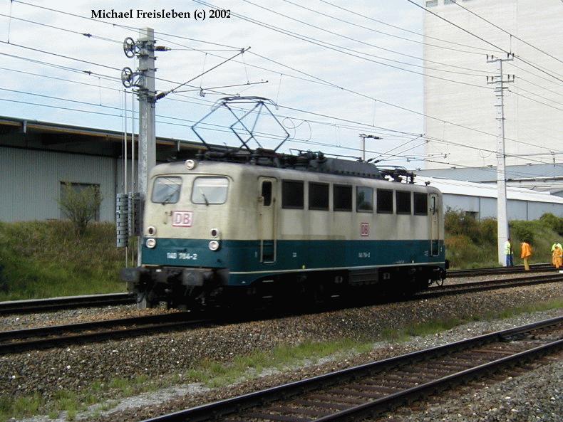 140 754 als Lokzug bei der Einfahrt in den Bahnhof Parndorf, am 18-09-2002