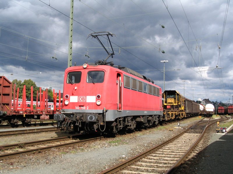 140 759 hat eine bergabe von Nrnberg Rbf nach Ansbach gebracht. Direkt hinter der Lok luft eine Gleisbaumaschine mit, welche zwischen Ansbach und Crailsheim zum Einsatz kommen soll. Deshalb ist auch der vordere Stromabnehmer der Lok gehoben, um Bechdigungen durch evtl. Funkenflug auszuschliesen. Im September 2007