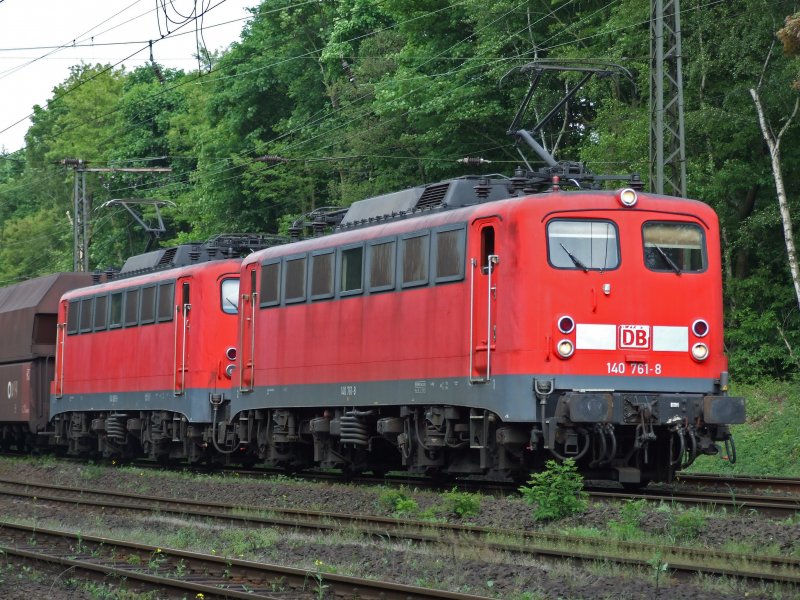 140 761 fhrt mit weiteren 140-er durch Duisburg-Neudorf