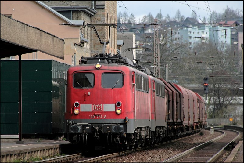 140 761 und eine Schwestermaschine durchfahren mit dem 61232 den Bahnhof Plettenberg Richtung Ruhrgebiet. (15.04.2008)
