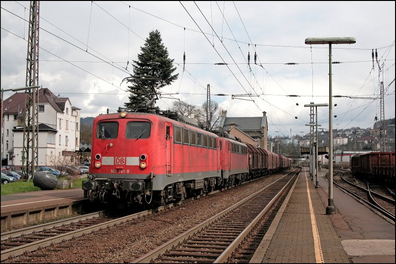 140 761 und eine Schwestermaschine durchfahren mit dem 61232 den Bahnhof Plettenberg Richtung Ruhrgebiet. (15.04.2008)