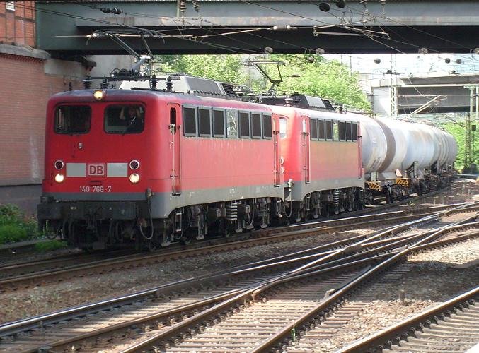 140 766-7 fhrt mit einer Schwestermaschiene und einem Kesselwagenzug durch Hamburg-Harburg.