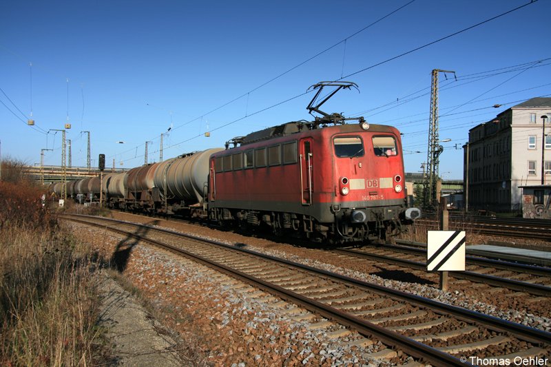 140 767 befrdert am 02.12.06 einen Kesselwagenzug nach bzw. durch Chemnitz. Hier aufgenommen am ehemaligen RAW  Wilhelm Pieck . Wie man sieht, besitzt die Lok schon einen modernen Einholm-Stromabnehmer. Ungewhnlich hierbei, das der vordere angebgelt ist.
