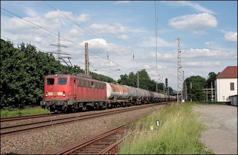 140 768 zeigt deutliche Betriebsspuren als sie am 05.06.2008 mit einem Kesselzug bei Plettenberg Richtung Norden rollt. 
