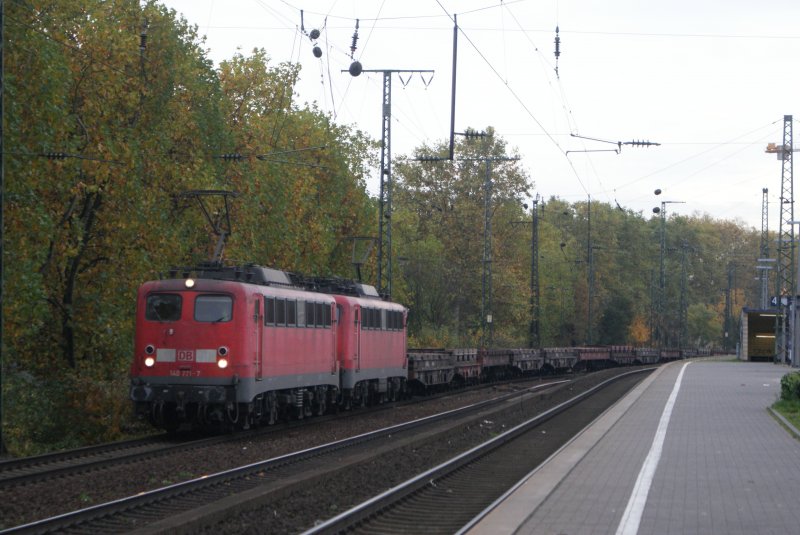 140 771-7 + 140 xxx-x mit Stahlrbammenzug in Kln Sd am 02.11.2008