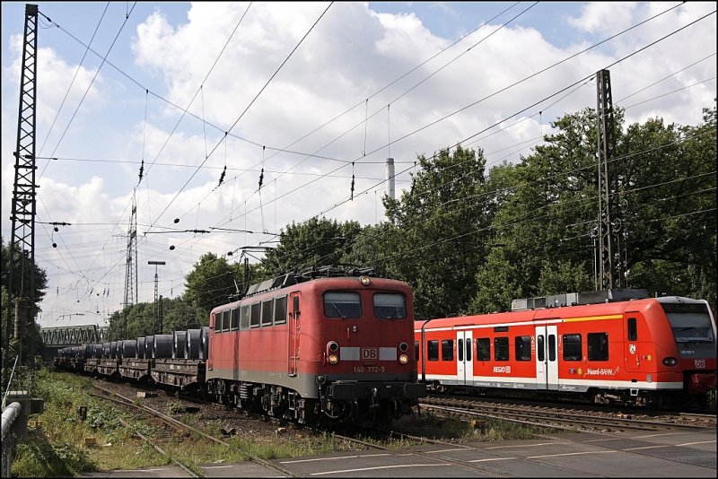 140 772 muss, wegen einem InterCity, mit ihrem Coilzug in Recklinghausen-Sd auf die Seite. Rechts im Bild verlsst eine RB42 nach Essen Hbf den Bahnhof Recklinghausen-Sd. (20.06.2009)