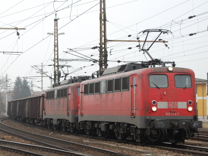 140 774 + 140 832 sind am 29.12.2007
mit einem G�terzug vom Passauer Ast kommend
in Wels angekommen.