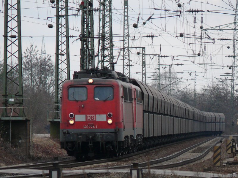 140 774-1 mit Schwesterlok durchfahren Kln-Gremberg mit einem langen Kohlezug in Nord-Sd-Richtung. Aufgenommen am 09/02/2009.