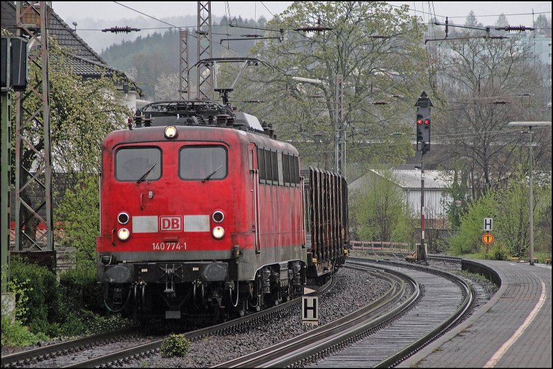 140 774 durchfhrt mit einem Leerzug am Haken den Bahnhof Plettenberg Richtung Norden. (28.04.2008)
