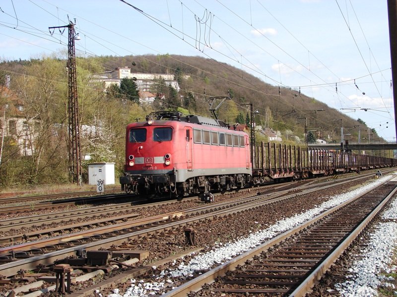140 779-0 hat einen Zug aus Snps bestehend Gemnden erreicht.