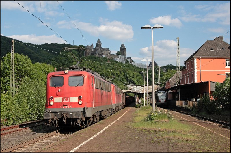 140 782 und 140 779 durchfahren mit dem 61242, von Kreuztal nach Wanne-Eickel, den Bahnhof Altena(Westf). Oberhalb des Bahnhofes thront die Burg Altena. (21.05.2008)
