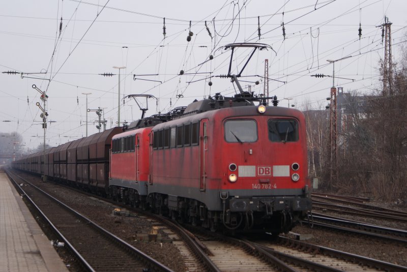 140 782-4 + 140 760-0 mit Kohlezug in Rath am 15.02.2009