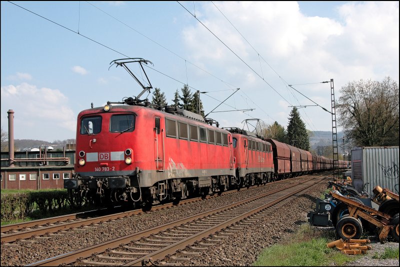 140 783 und 140 830 bringen bei Hohenlimburg den CS 48700, von Groskrotzenburg nach Rotterdam-Maasvlakte, Richtung Hagen. (17.04.208)