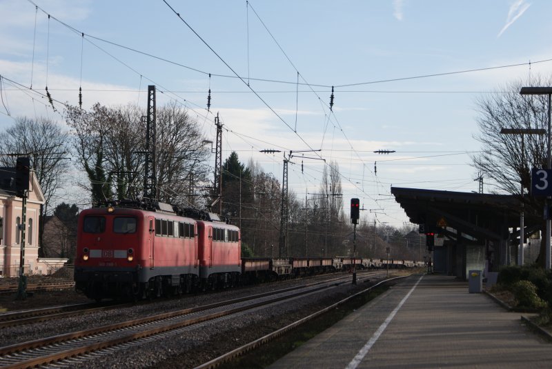 140 788-1 + 140 783-2 mit leerem Stahlbrammenzug in Hilden am 14.12.2008