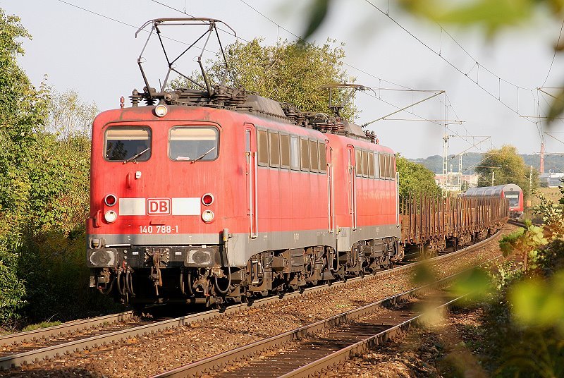 140 788-1 und eine weitere 140 am 26.09.08 mit einem Gterzug zwischen Bietigheim-Bissingen und Sachsenheim.