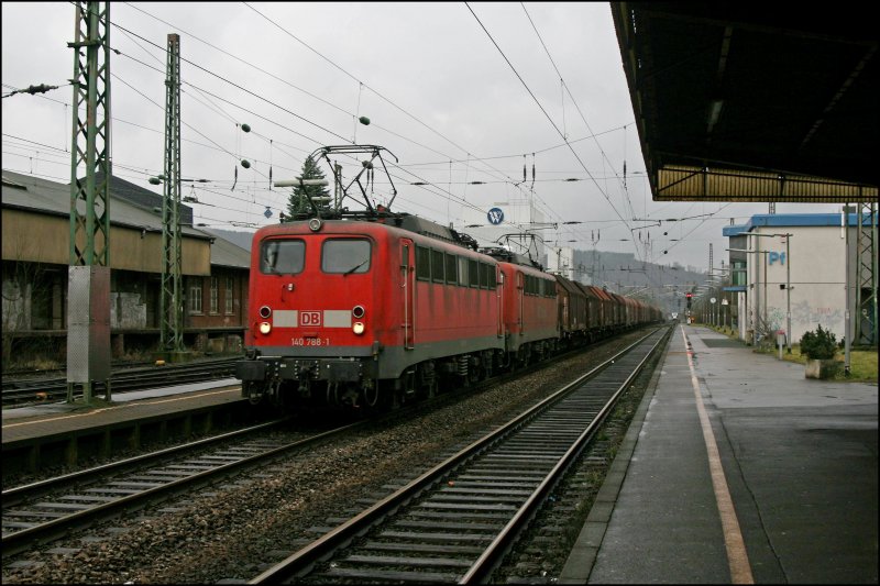 140 788 und 140 810 bringen einen Coilzug aus dem Ruhrgebiet nach Finnentrop. Aufgenommen am 18.01.2008 in Plettenberg.