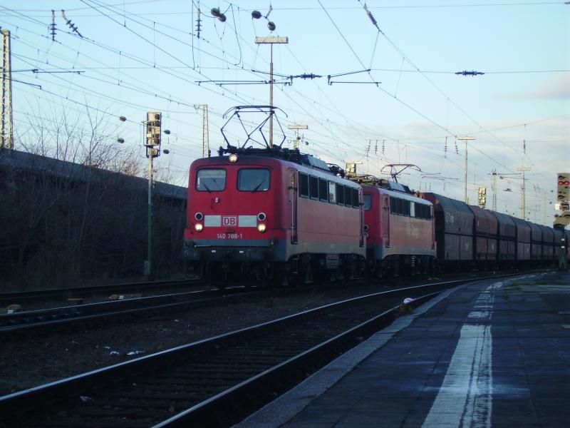 140 788 und eine weitere 140er ziehen am 2.1.06 ihren schweren Kohlezug aus Worms . Am Zugende schiebt noch 140 716 .