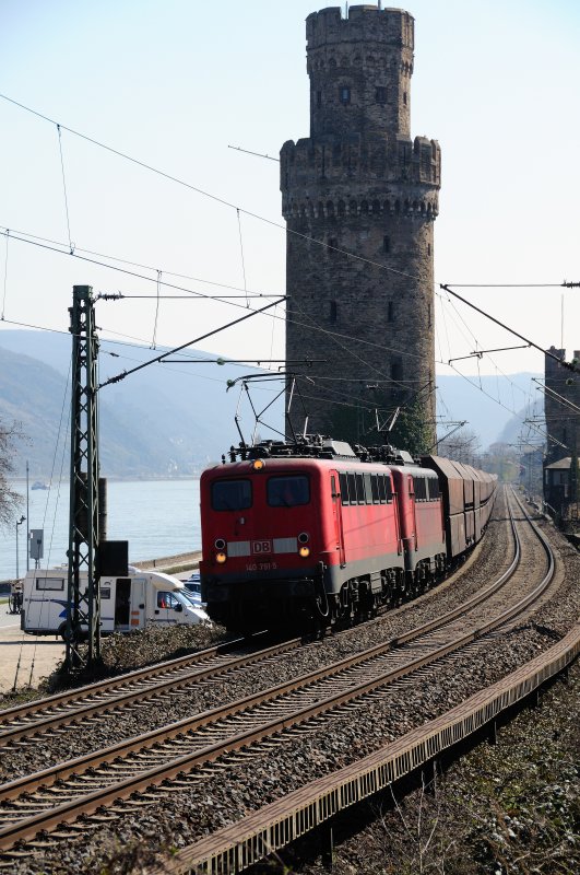 140 791-5 zieht mit einer Schwesterlok einen schweren Schttgutzug Richtung Koblenz, Ausfahrt Oberwesel am Rhein. (April 2009).