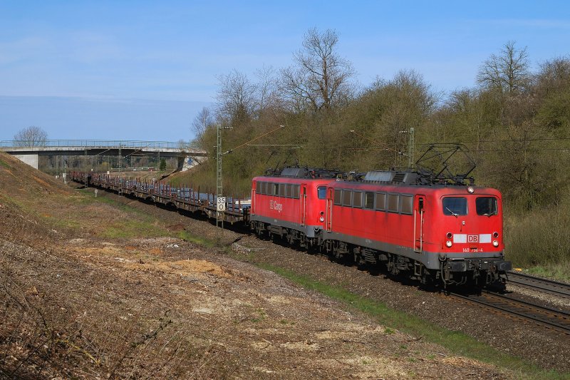 140 796 und 140 811 mit Stahlbrammenzug bei Hattenhofen (14.04.2008)