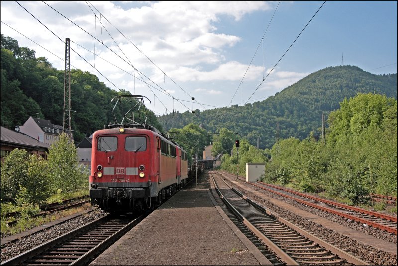140 796 und eine Schwesterlok bringen den 52287 von Hagen-Vorhalle nach Kreuztal. Aufgenommen am 21.05.2008 in Altena(Westf).
