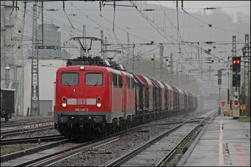 140 797 und 140 868 durchfahren mit ihrem Coilzug, aus dem Ruhrgebiet, den Bahnhof Plettenberg mit dem Ziel Finnentrop. Empf�nger der Waggons wird ThyssenKrupp Steel AG sein. (28.04.2008)
