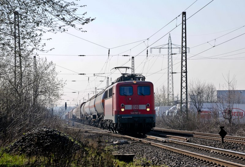 140 797 rauscht mit einem gemischten G�terzug durch Ratingen. 31.03.2009