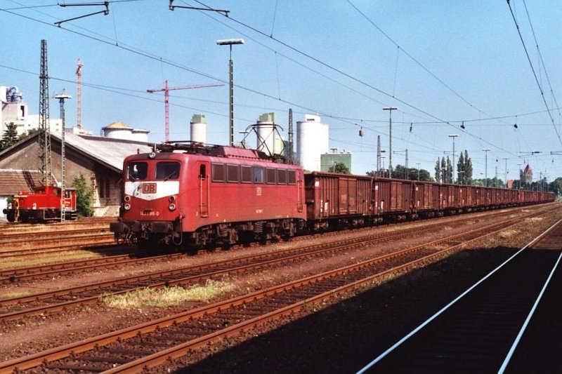 140 798-0 mit eine Gterzug auf Bahnhof Lengerich am 2-6-2000. Links wartet noch eine Kf (BR 335) auf die nchste Einsatz. Bild und scan: Date Jan de Vries.