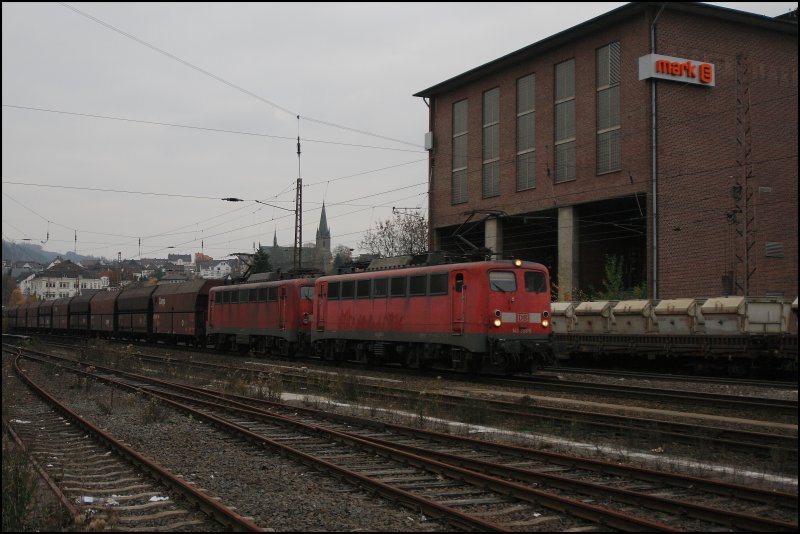 140 798 und eine Schwesterlok durchfahren mit dem KC 48700 Grokrotzenburg-Rotterdamm Maasvlakte den Bahnhof Werdohl. (05.11.07)