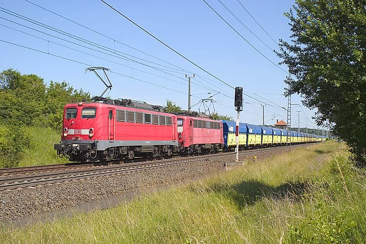 140 798 und eine Schwesterlok fhren einen neu lackierten Kohlependel die Blankenheimer Rampe talwrts Richtung Sangerhausen