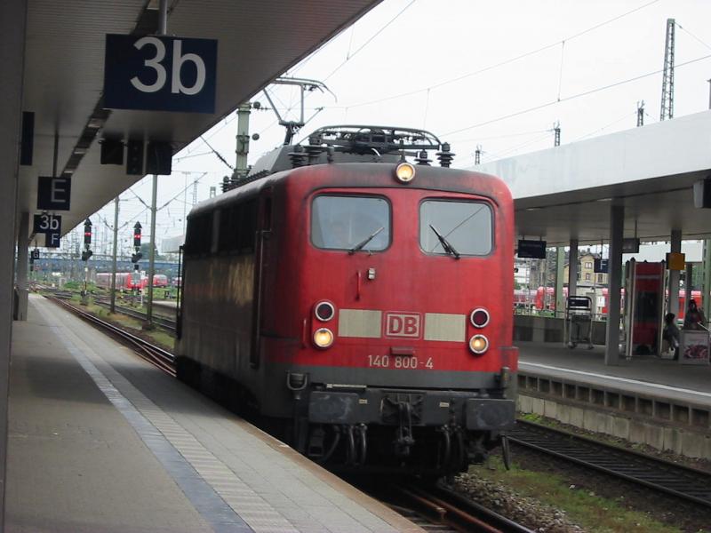 140-800 fhrt als Solo Lok durch Mannheim Hbf, sie zog zwei Stunden spter einen Gterzug durch Mannheim Hbf.