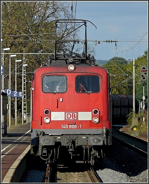 140 806-1 untersttzt von einer Schwesterlok, donnert am 18.10.09 mit einem Gterzug durch den Bahnhof von Saarburg. (Jeanny) 