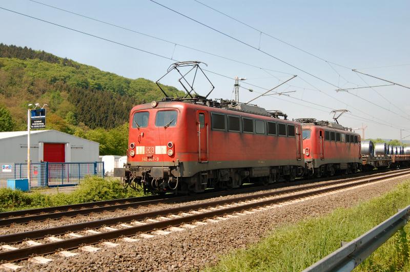 140 807-9 in Doppeltraktion mit Stahlcoils auf dem Weg zur Fa. Rasselstein in Andernach. Aufgenommen am 10.05.06zwischen Sinzig und Bad Breisig.