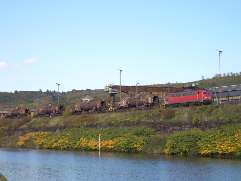140 807 ist am 22.10.04 mit dem sog. Suppenzug, der flssiges Roheisen aus dem Dillinger Hochofen nach Vlklingen transportiert, am Saarufer bei Vlklingen unterwegs. Heute werden die Leistungen von SBB Cargo mit Re421 gefahren.