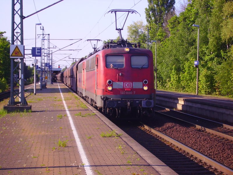 140 808-7 und eine weitere 140 ziehen einen Kohlenzug durch Elmshorn. 03.05.07