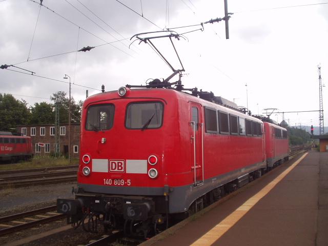 140 809 und 140 797 reprsenteiren die modernst mgliche Einheitslokvariante, gesehen am 26.7.2004 in Bebra.