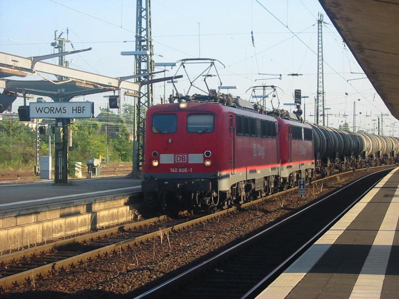 140-809 und eine weitere 140er am 31.8.2005 gegen 8:30 bei der Durchfahrt von Worms Hbf.