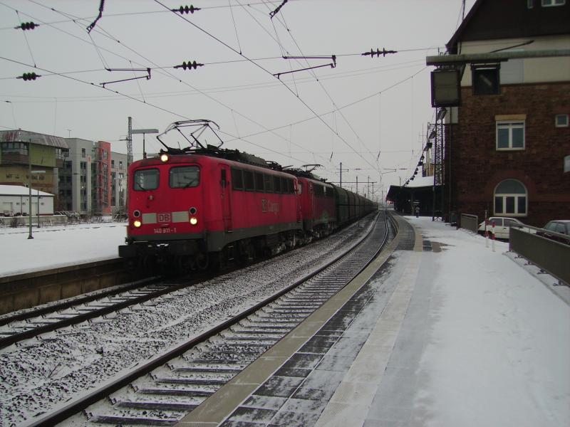 140 811 und eine andere 140 ziehen gemeinsam den Kohlenzug am 29.12.05 durch Worms .