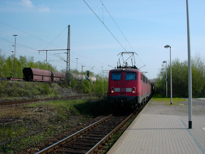 140 815-2 mit Schwesterlok bei der durchfahrt in Gelsenkirchen Zoo. Aufgenommen am 15.4.2005